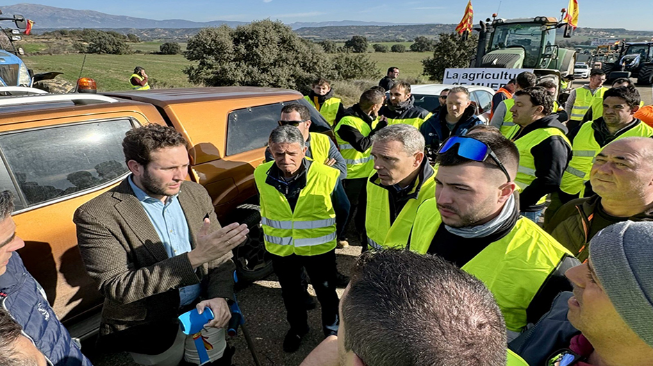 El presidente de la DPH, Isaac Claver, junto a los agricultores bloqueados en al N-240.