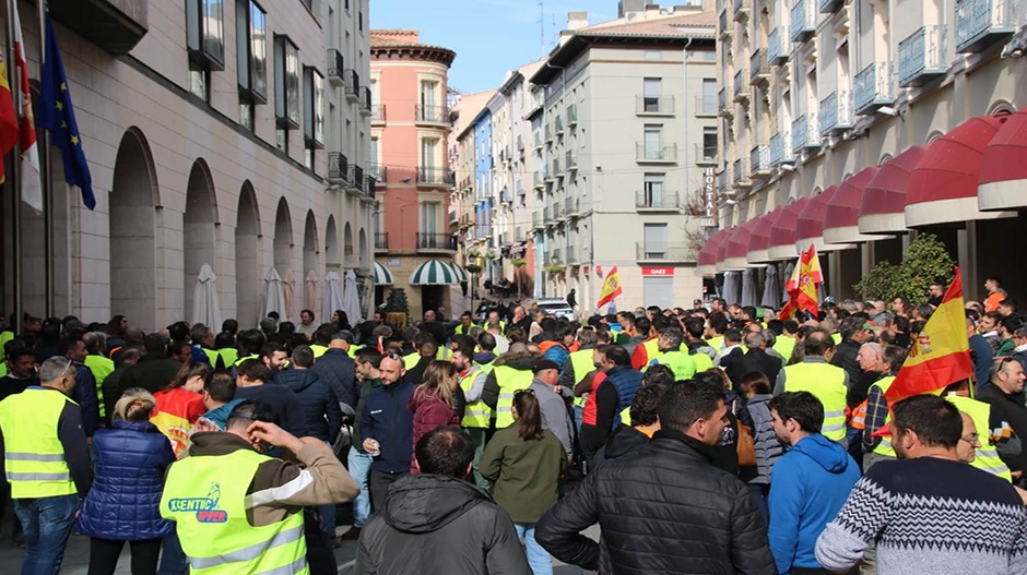 Los agricultores han realizado numerosas movilizaciones los últimos días, como esta a pie por el centro de la ciudad de Huesca.