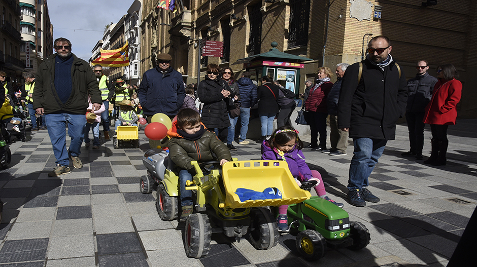 Niños y niñas han participado con sus tractores de juguetes. Javier Blasco.