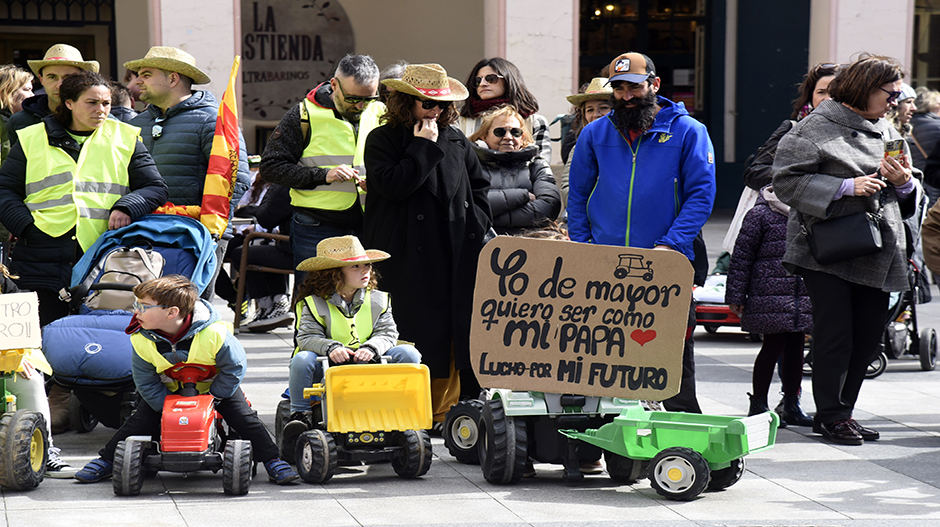 Los más pequeños han mostrado pancartas reivindicando su deseo de ser como sus progenitores. FIRMA: Javier Blasco.