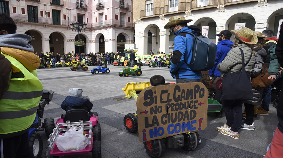 'Si el campo no produce, la ciudad no come' han recordado con sus pancartas los más pequeños. FIRMA: Javier Blasco.