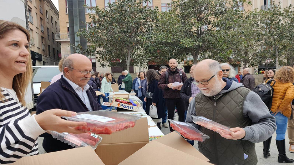 Los manifestantes han repartido carne y fruta entre la población agradeciéndoles su apoyo y empatía.