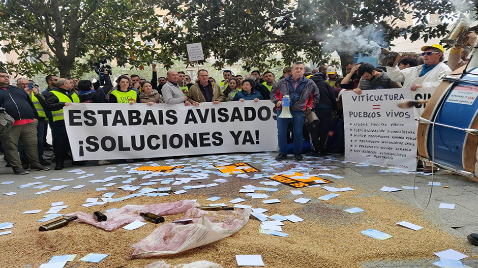 Los profesionales han hecho sonar silbatos, sirenas o tambores y los apicultores han ido soltando el humo que usan en sus explotaciones.