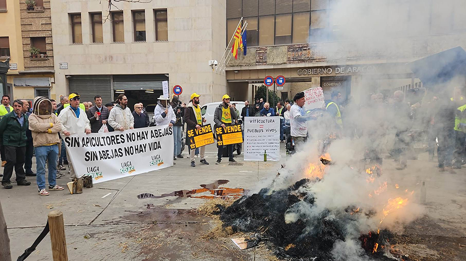 Imagen de las movilizaciones llevadas a cabo frente a la consejería aragonesa de Agricultura.