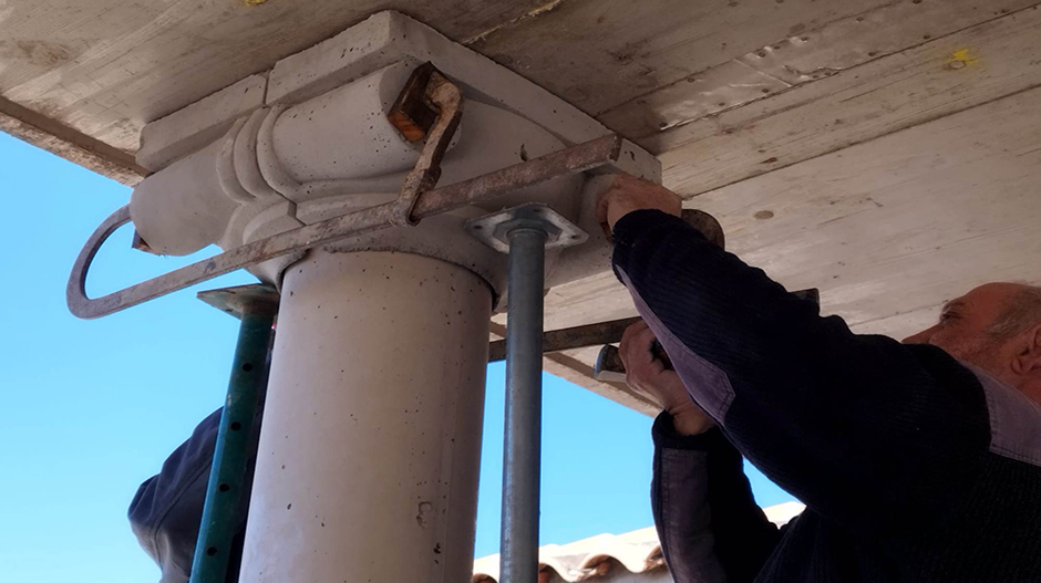 Imagen de los trabajos de instalación de las columnas decorativas.