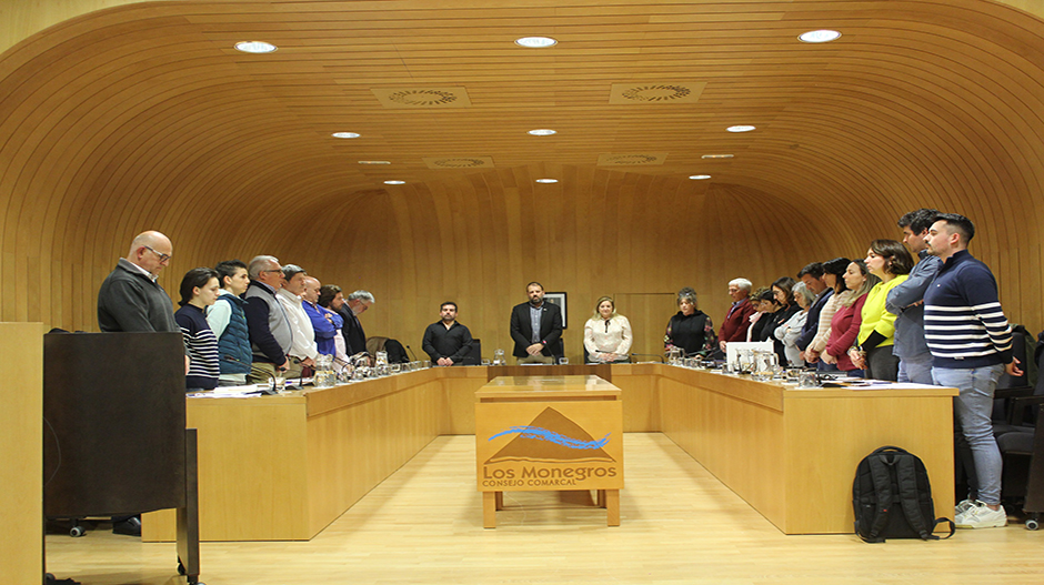 El pleno comarcal comenzó con el habitual minuto de silencio por las víctimas de la violencia machista.