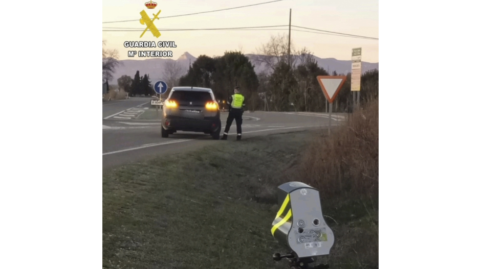 Imagen del radar colocado en la carretera por la Guardia Civil.