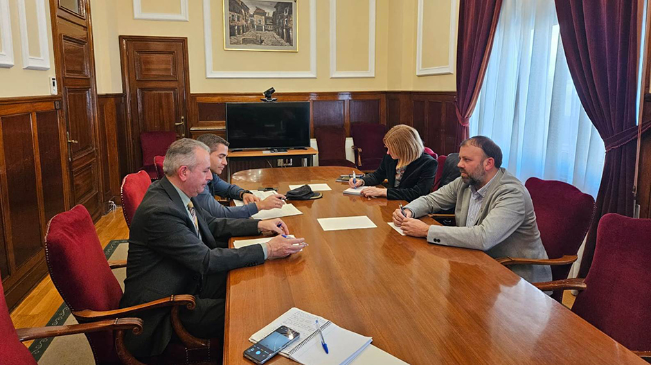 Imagen de la reunión mantenida este jueves en la Subdelegación del Gobierno en Huesca.