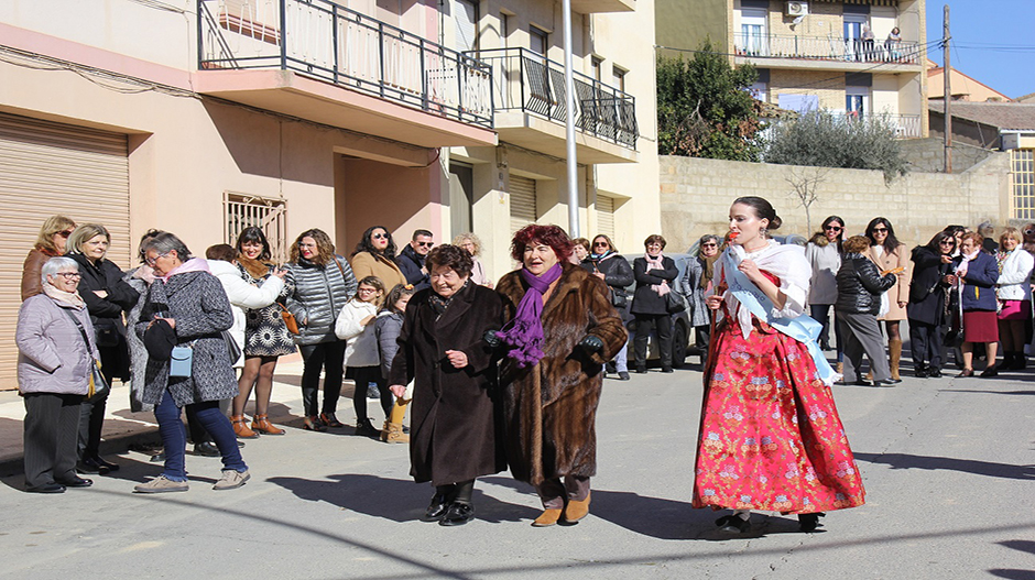 En Grañén, la alcaldesa, vestida de jotera, es la encargada de dar la salida de las carreras de rosca.