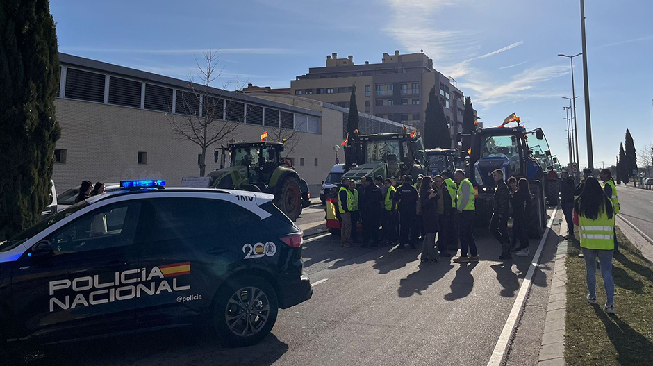 La Policía Nacional impide el acceso de los tractores a la ciudad de Huesca en la avenida Monegros.