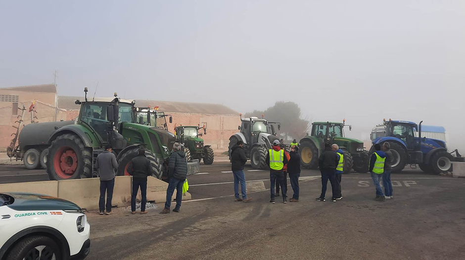 Los tractores impiden el acceso a la AP-2 y la N-II en Bujaraloz.