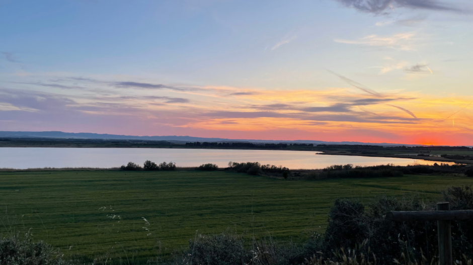 Imagen de archivo de un atardecer en la Laguna de Sariñena.