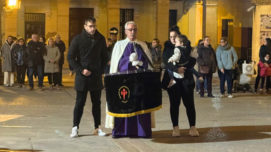 Fernando Borraz junto a sus hijos y nieto en la Rompida de la Hora.