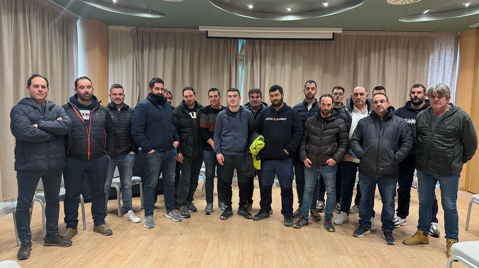 Agricultores y representantes de los sindicatos en la reunión mantenida la mañana de este sábado en Huesca.