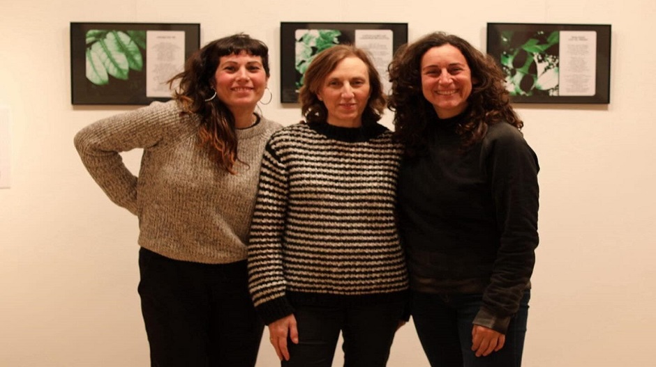 En el centro, Teresa Corz, responsable del espacio municipal junto a dos de las artistas de la exposición 'Enraizadas', que se puede visitar en Tardienta.