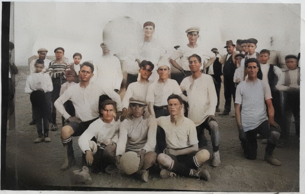 La primera foto de un equipo de fútbol al uso conservada está fechada en el año 1924.