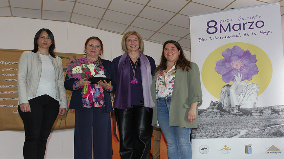 González, Gascón, Berges y Lostao, durante la entrega del premio en Farlete.