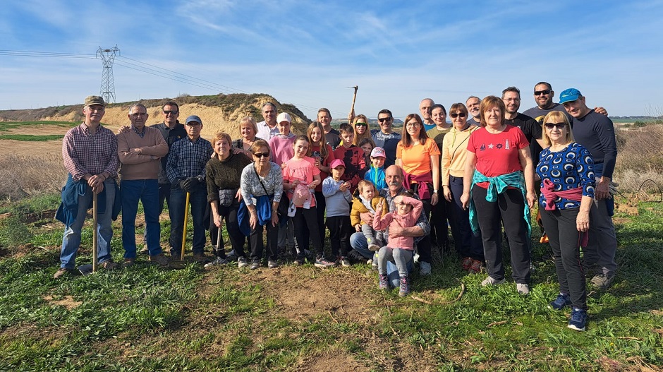 Imagen de grupo de los participantes en la plantación.