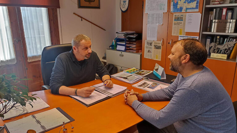 Juan Escalzo y Pedro Loscertales tras la firma del convenio en el Ayuntamiento de Sariñena
