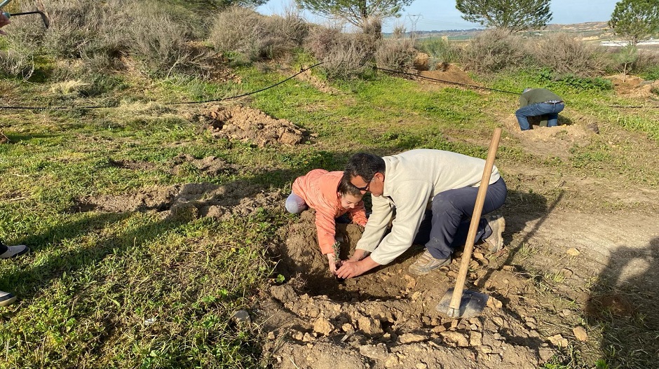 Pequeños y mayores plantaron 160 árboles.