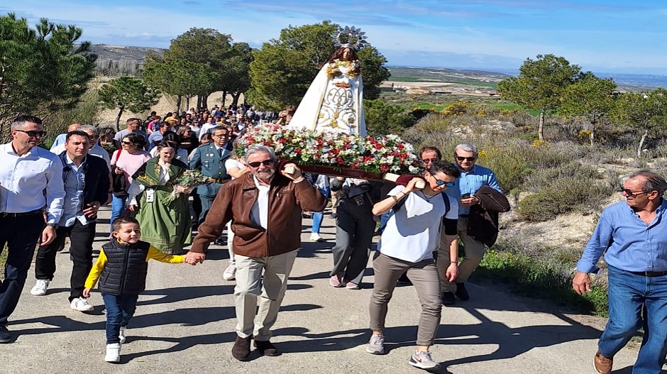 Vecinos y vecinas en la procesión al Santuario de Nuestra Señora de Magallón.