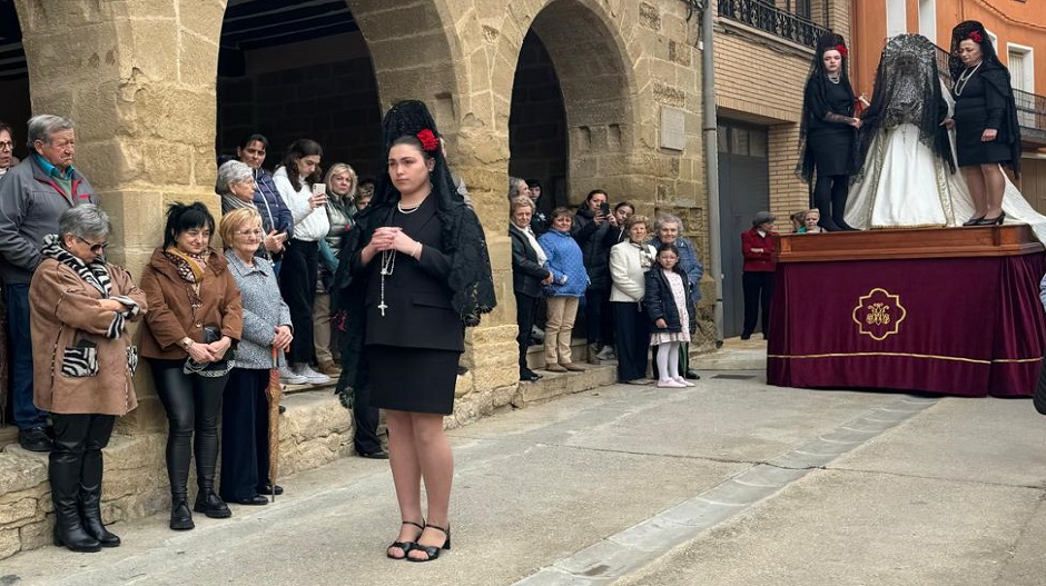 Sheila Bayer López, vestida de riguroso luto, realizando las tradicionales Cortesías la mañana de este domingo.