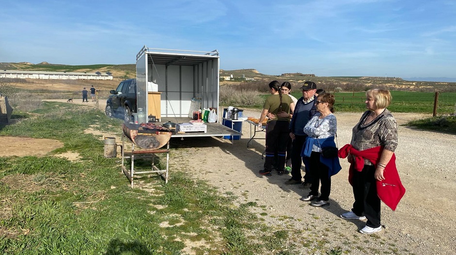 Tras la plantación, disfrutaron del reparto de bocadillos y café.