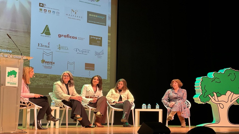 Elena Puértolas, Raquel Latre, Celsa Rufas, Julia Trillo y Patricia Puértolas durante la segunda mesa de la jornada.