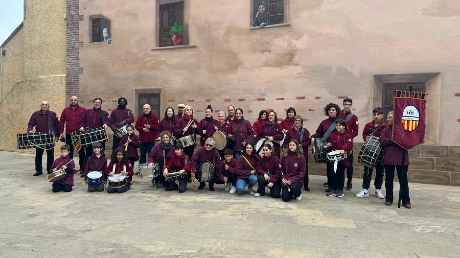 El grupo de Tambores y Gaitas la mañana de este Domingo de Resurrección en Sena, antes de comenzar la procesión.