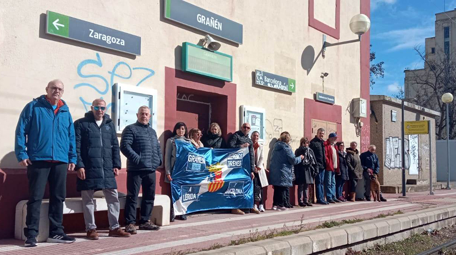 Imagen de la concentración celebrada este domingo en la estación de Grañén.