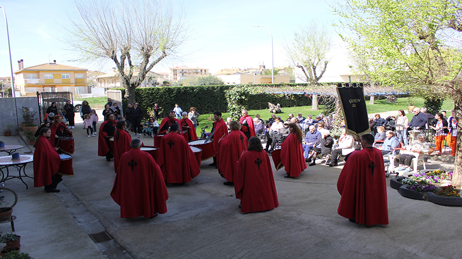 La cofradía local también ha acercado la música de Semana Santa a la residencia de mayores Monegros.