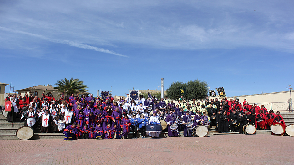 Foto de familia en las gradas situadas en la Plaza de Europa.