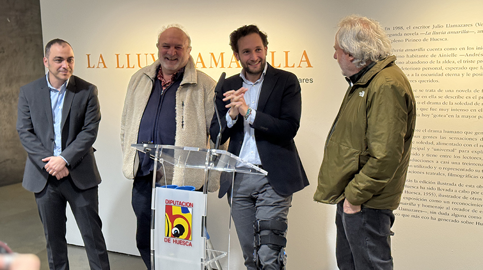 De izquierda a derecha, el diputado de Cultura, Carlos Sampériz; el ilustrador Antonio Santos; el presidente de la DPH, Isaac Claver; y el escritor Julio Llamazares. DPH.