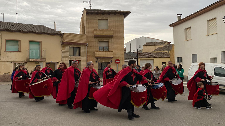 Imagen de la banda de la cofradía Santiago Apóstol de Grañén durante el encuentro de 2023. 