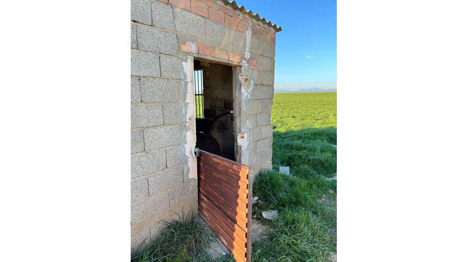 Los ladrones reventaron la puerta de acceso a la caseta de riego y sustrajeron gasoil y baterías.