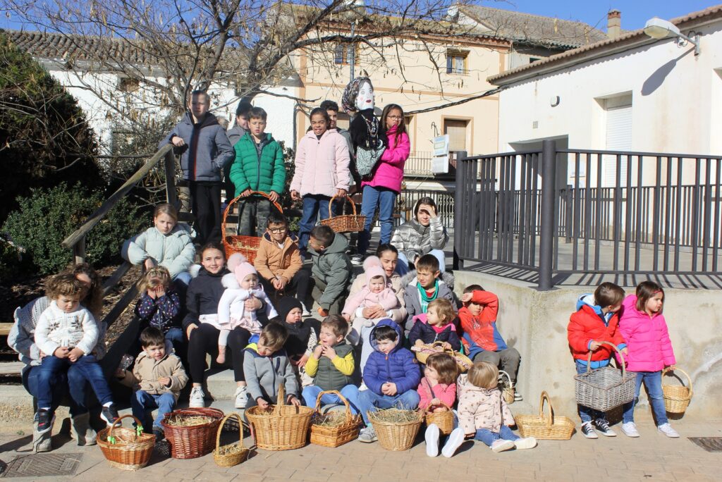 Los más pequeños se han reunido en la plaza y desde allí han ido recorriendo el pueblo.