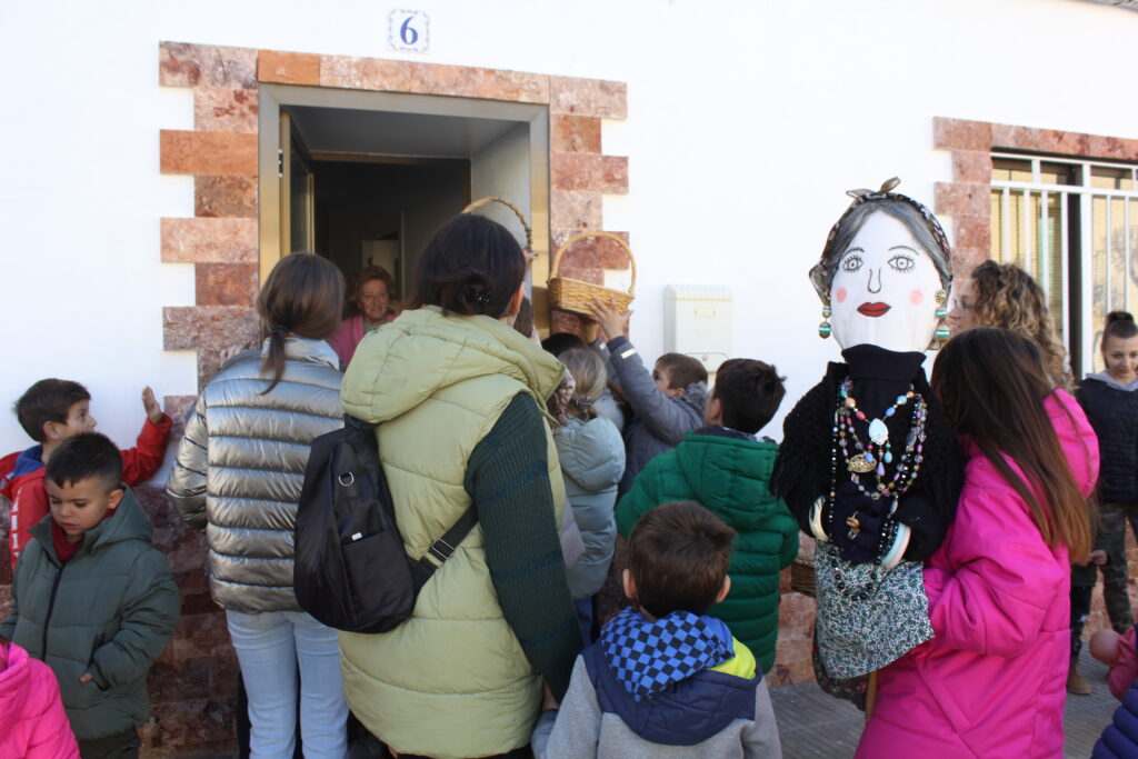 El pelele ha sido elaborado por las madres de los niños en edad escolar, con la ayuda de otras mujeres del municipio.