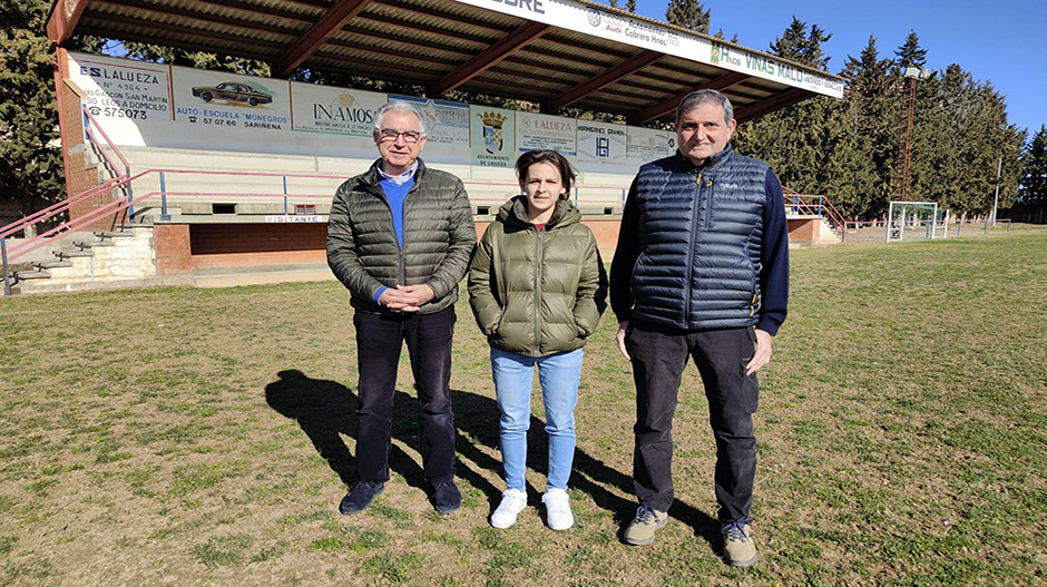 De izquierda a derecha, Vilella, Gascón y Peralta, en el campo de fútbol de Lalueza.