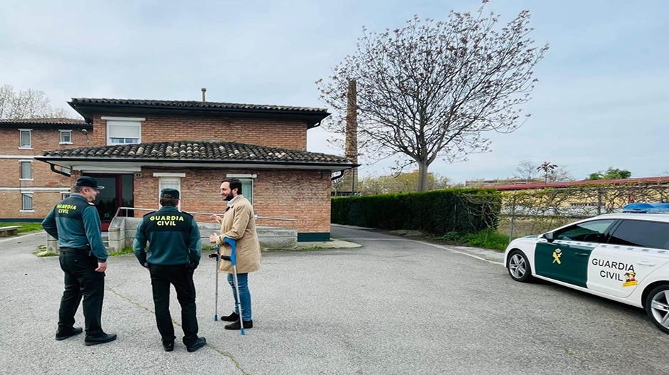 Imagen de la visita de Isaac Claver al cuartel de Monzón.