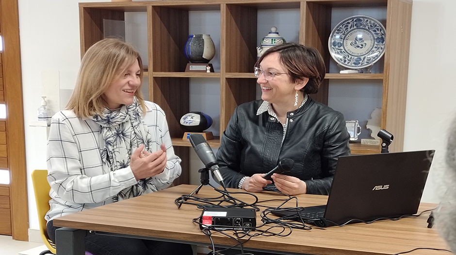 May González y Ana Marcén durante una de las entrevistas inspiradoras, en el marco de un café tertulia y taller de referentes organizado por la Escuela DETIS. 