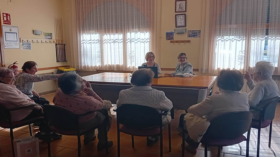 Imagen de la entrevista con Elisa Pelayo, del proyecto Ágilmente, en el marco de un taller tertulia en Perdiguera. 