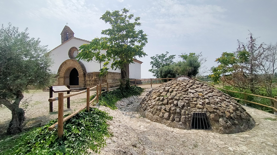Imagen del nevero y la ermita de Santiago en Sariñena.