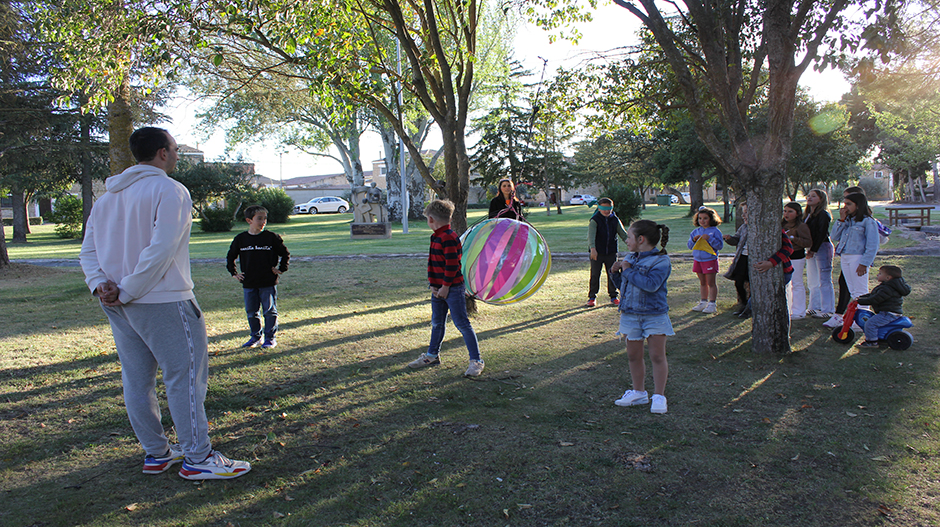 Imagen de los juegos populares organizados en Valfonda de Santa Ana.