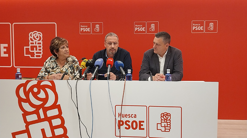 Sancho, Escalzo y Sabés durante la rueda de prensa celebrada en la sede del Psoe en Huesca.