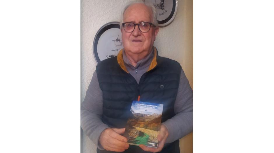 El autor con su libro, ‘Paseos Fotográficos por el Parque Nacional de Ordesa y Monteperdido’.