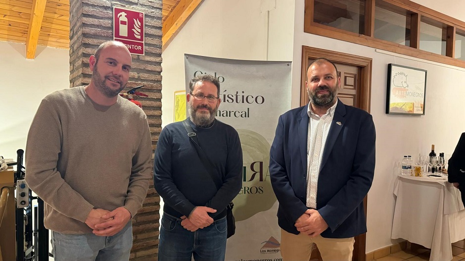 En el centro, el presidente de la Asociación de Artistas Monegrinos Arte Monegros, Julio Molina, con el alcalde de Villanueva de Sijena, José Jaime Castellón y el presidente de la Comarca de Los Monegros, Pedro Loscertales.