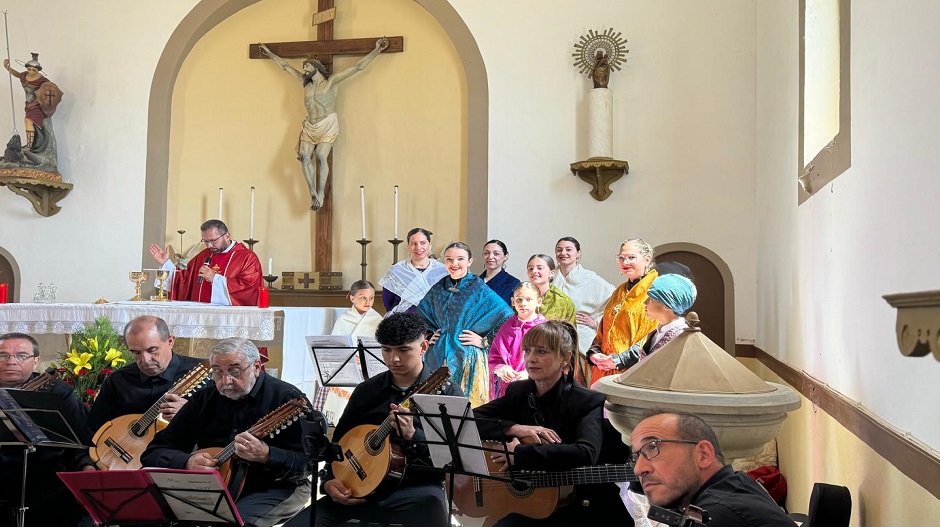 La misa ha contado con la presencia de integrantes de la rondalla y de la Escuela Municipal de Jota.