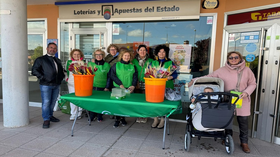 Integrantes de la asociación vendiendo las rosas solidarias la mañana de este martes en Sariñena.