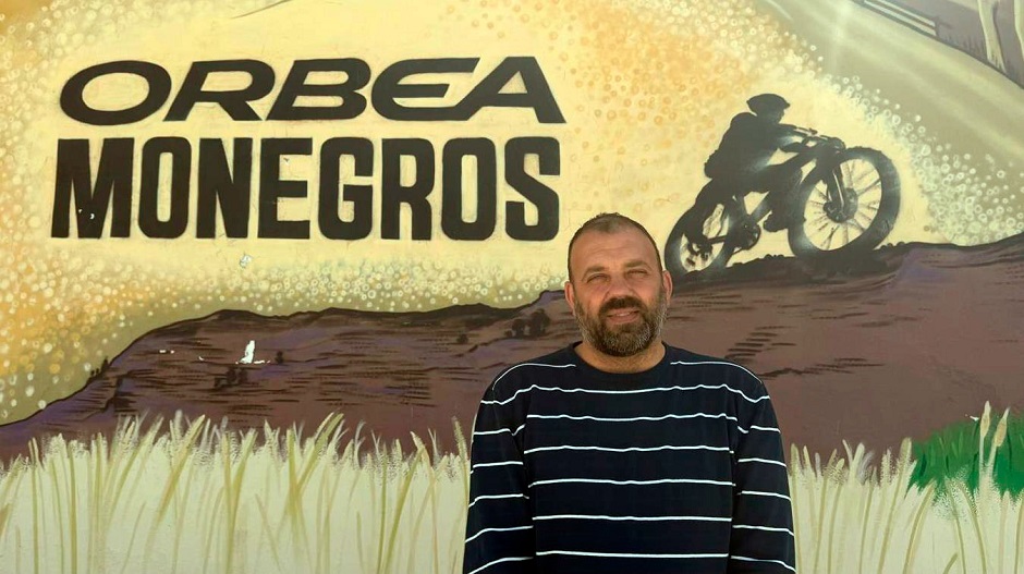 el Presidente de la Comarca de Los Monegros, Pedro Loscertales, ante el mural del recinto ferial de Sariñena.