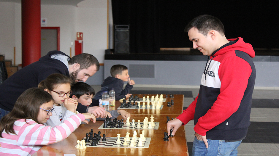 María y su hermana, Sandra, frente a Daniel Forcén durante las partidas simultáneas.